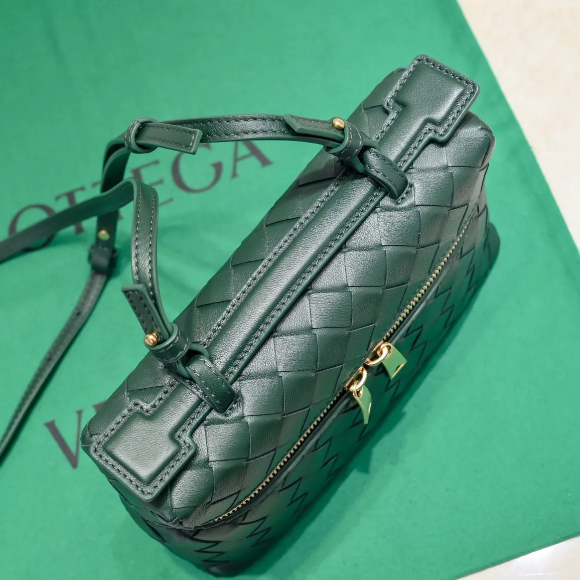 Batch 1360 Bottega Veneta 24 spring and summer woven zipper crossbody bag. A crossbody bag that can be used as a cosmetic bag. The exquisite weaving and compact body are an indispensable accessory for the upcoming summer. The double zipper also better protects the bag. It has a large capacity. If you like it, don’t miss it. Style number: 9109 Size: 22*12.5*5cm